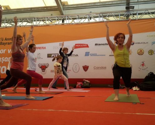 izmir karuna yoga Gençlik Spor ve Sağlıklı Yaşam Festivali 5 495x400 - Gençlik Spor ve Sağlıklı Yaşam Festivali