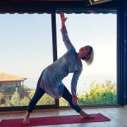 uthita Trikonasana 180x180 - Skolyoz için yoga